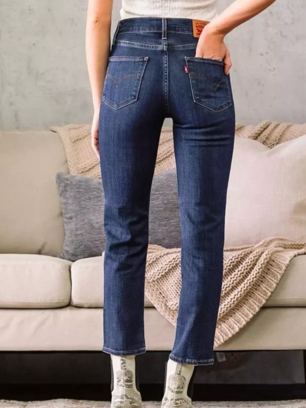 Levi's 724 High Rise Straight Crop Jeans in Dark Blue Wash Women 28 - Picture 2 of 9